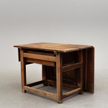 A painted pine gate leg table, 19th Century.