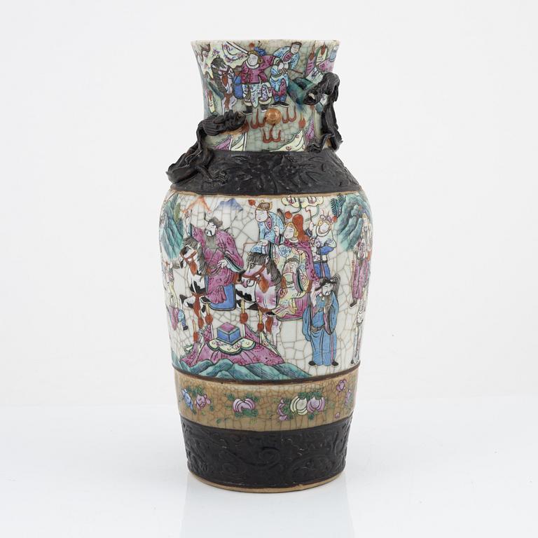 A Chinese porcelain vase and a Japanese Ming-style bowl, around the year 1900.