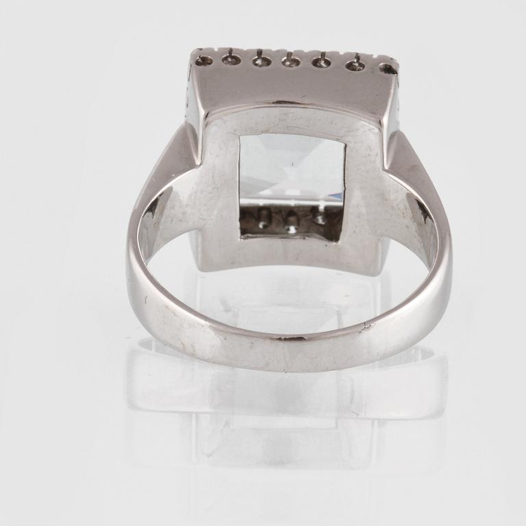 RING, 18K vitguld med briljantslipade diamanter samt fasettslipad akvamarin. Vikt 7,8 gram.