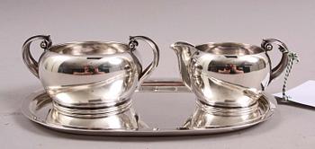 SOCKERSKÅL OCH GRÄDDKANNA PÅ BRICKA. Sterling silver, 1948.