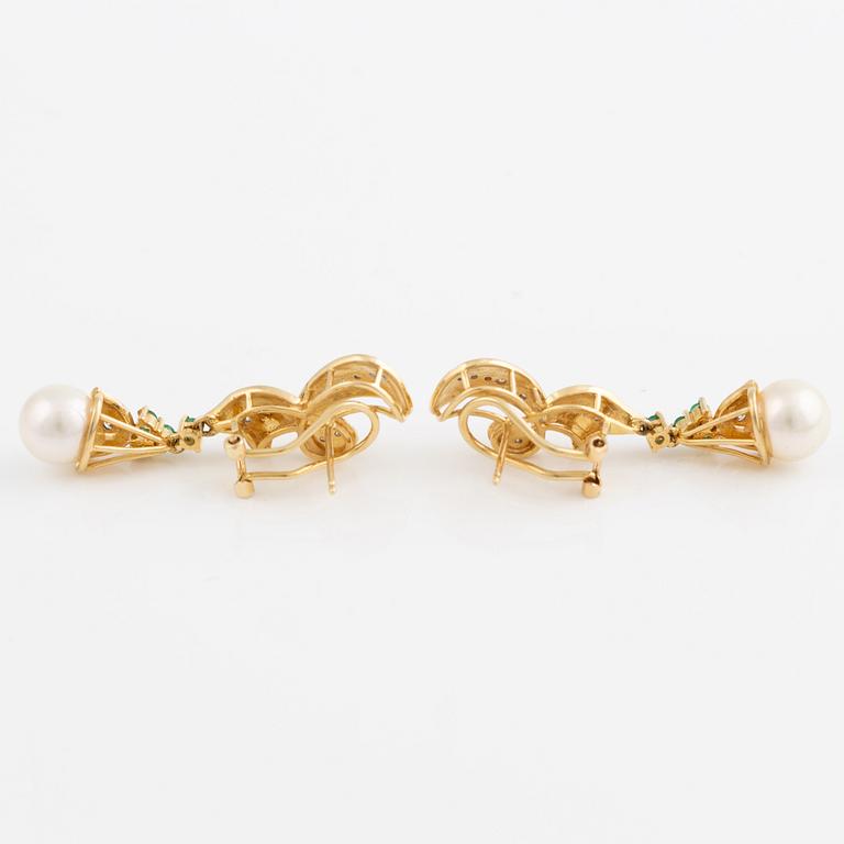 Örhängen, 18K guld med odlade pärlor, smaragder och briljantslipade diamanter.