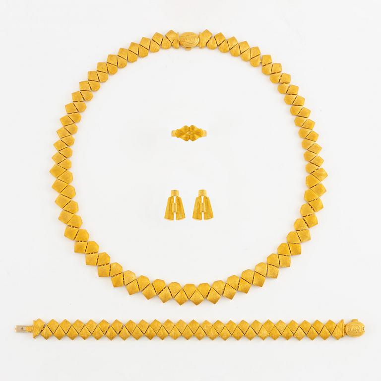 Garnityr av guldsmycken, en collier (14K), ett armband (18K), ett par örhängen (14K) och en ring (14K).