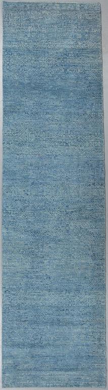 A runner, Oriental, ca 305 x 82 cm.