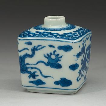 A squared blue and white dragon vase, Qing dynasty 19th century.