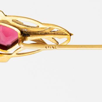 Shirt buttons, a pair and two cravat pins, 18K gold, with synthetic red stone and pearl.