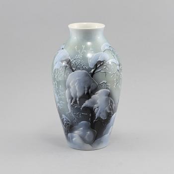 VAS, porslin, Viktor Zhbanov för Lomonosovs porslinsfabrik, Ryssland, daterad 1992.