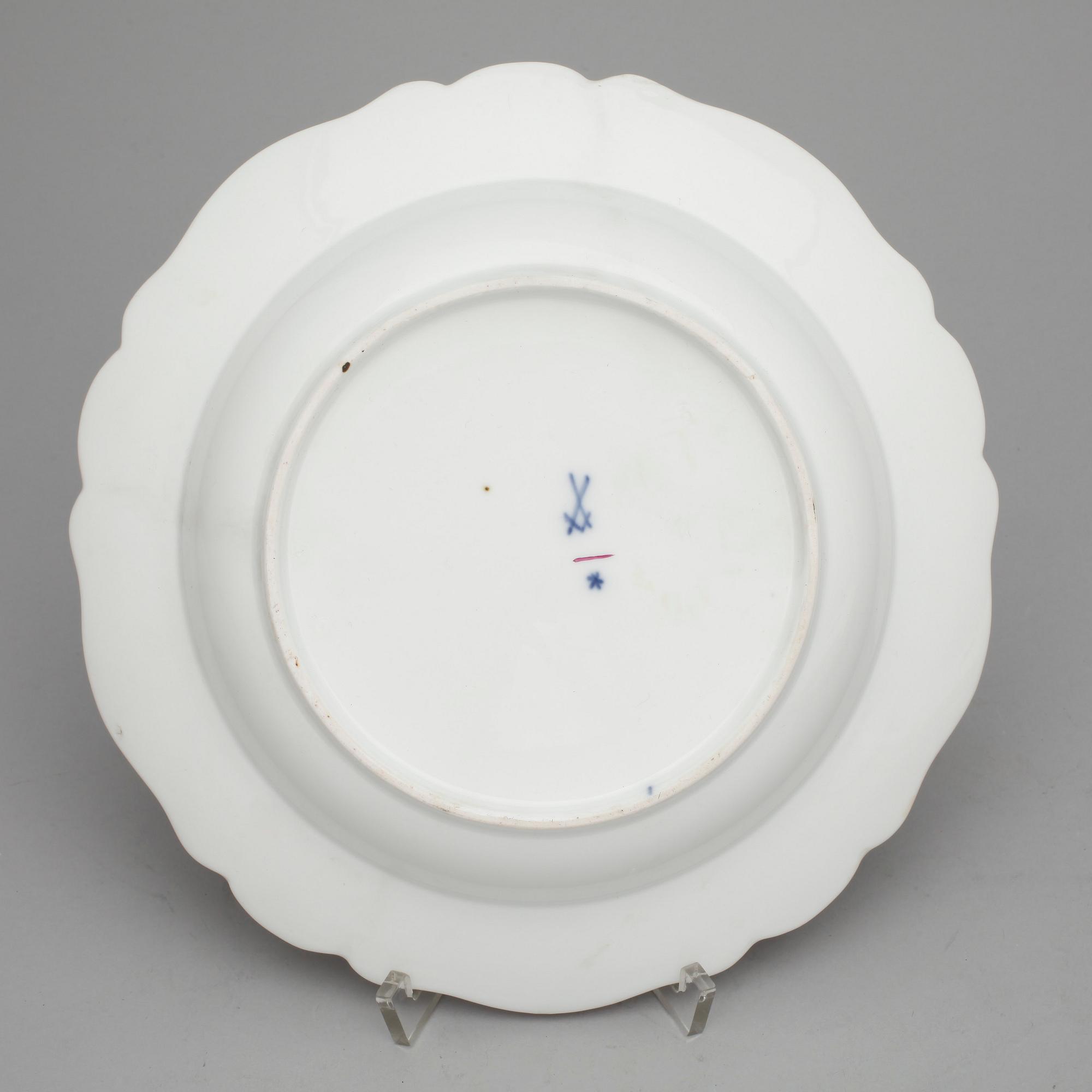 TALLRIKAR, 3 st porslin, Meissen, Marcolin respektive punkt period (1763-1814).