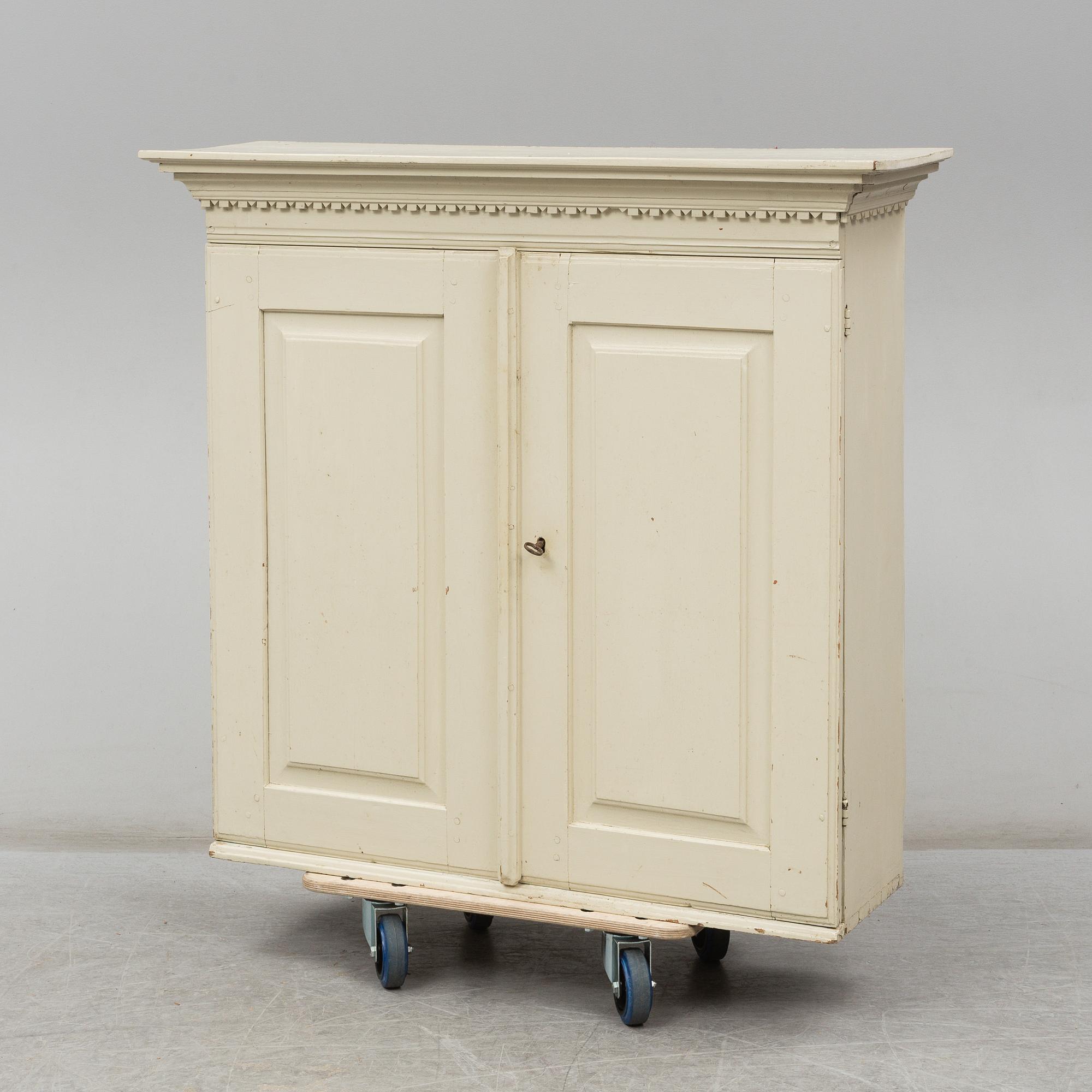A gustavian caninet from around 1800.