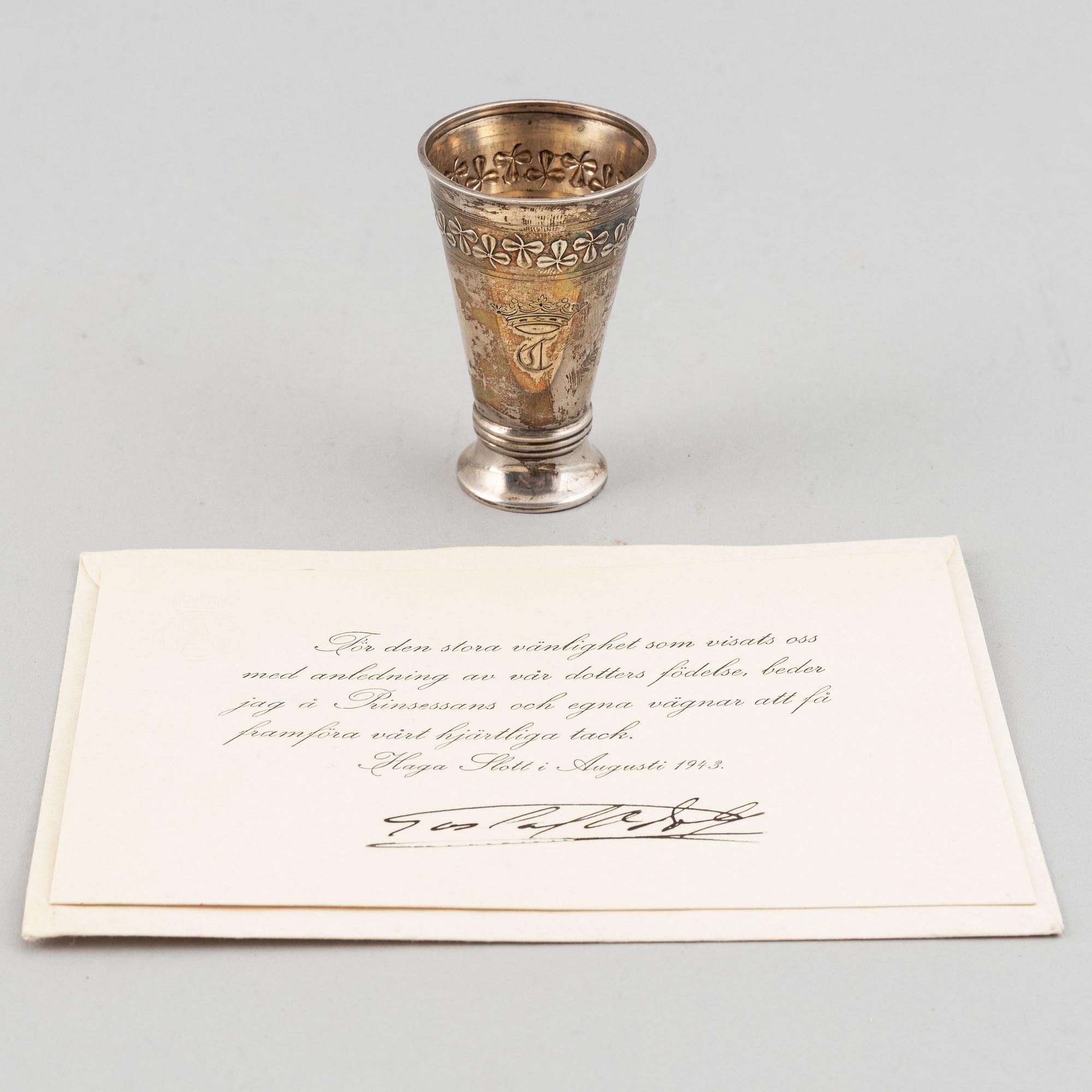 A swedish silver beaker with mark of GAB 1909 and a swedish royal letter from 1943.
