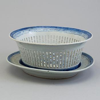 GALLERKORG med FAT, kompaniporslin. Qingdynastin, Jiaqing (1796-1820).