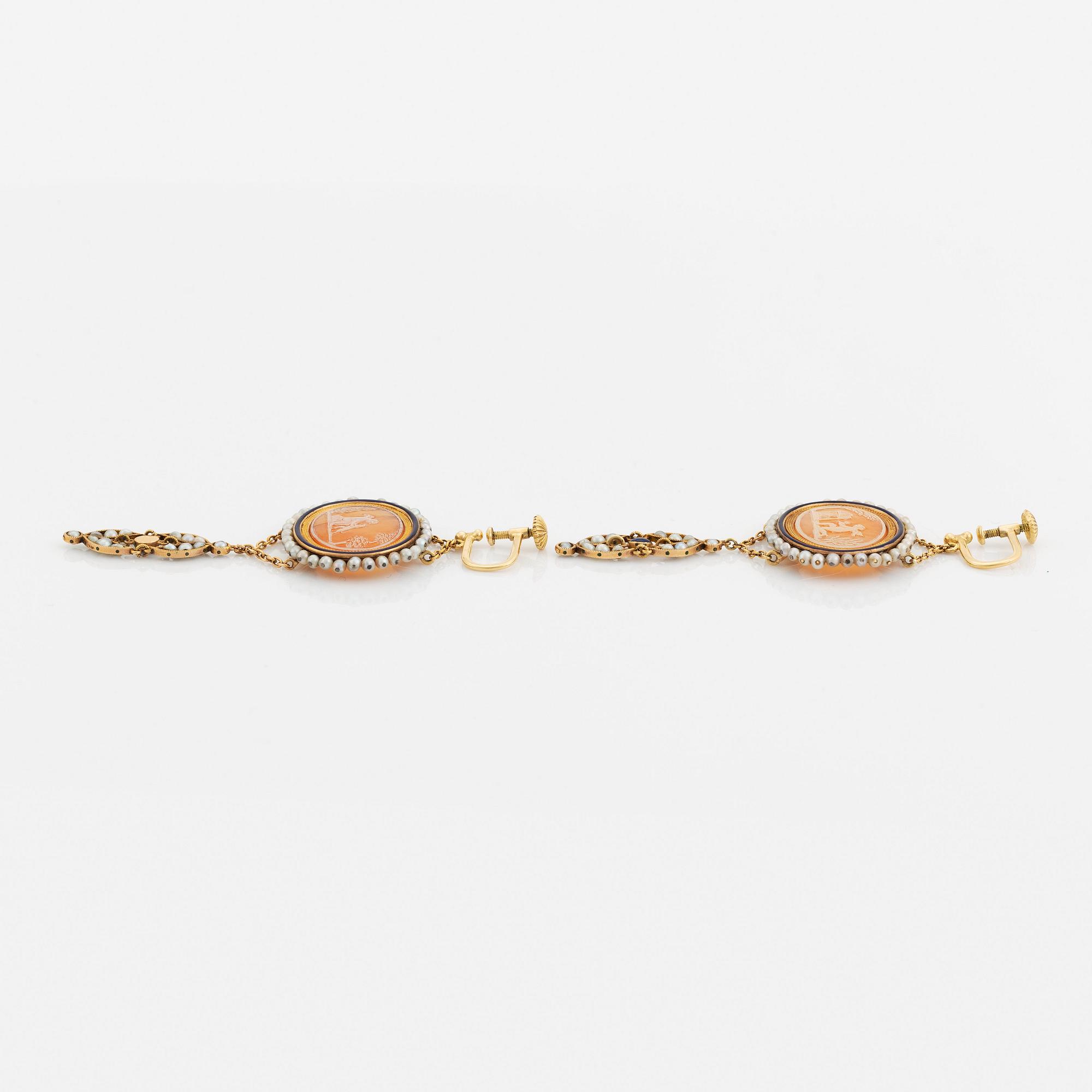 A hardstone cameo necklace and a pair of earrings in gold with enamel and set with pearls.