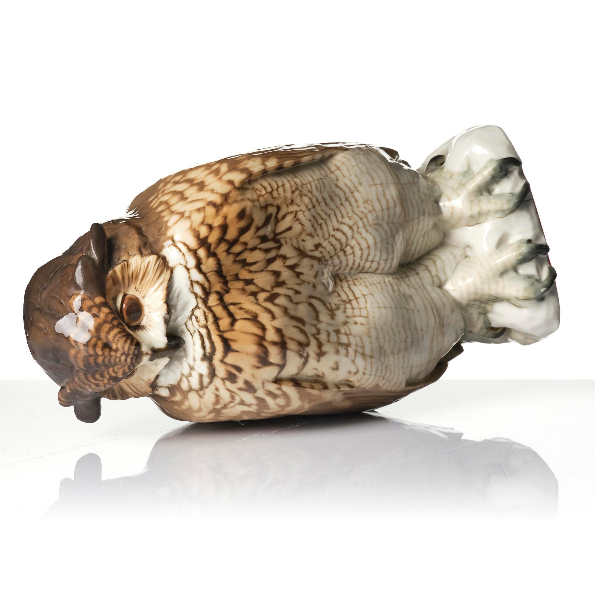 Waldemar Lindström, Skulptur, "Berguv", glaserat porslin,  Rörstrand, 1900-talets början.