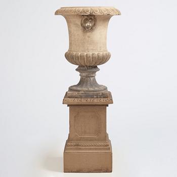 A stoneware garden urn on pedestal by av James Stiff & Sons (Lambeth, London 1834 - 1876).