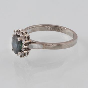 RING, 18K vitguld med fasettslipad blå safir samt briljantslipade diamanter, 0.55 ct, Engelska stämplar. Vikt 5,1 gram.