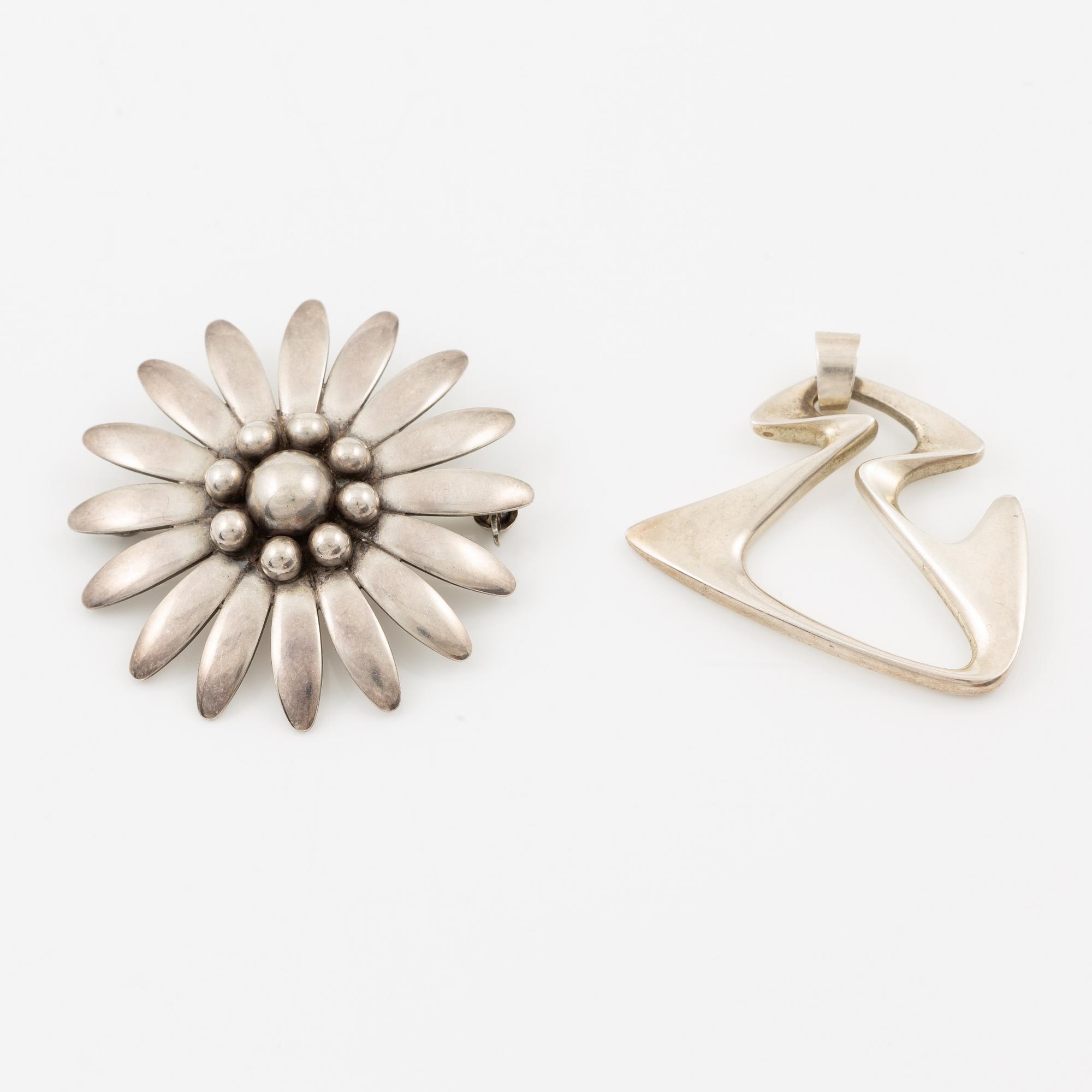 Henning Koppel, hänge  'Amoeba' silver för Georg Jensen, och brosch, silver ASA, Asa-Silver Tage Linde, Falkenberg 1956.