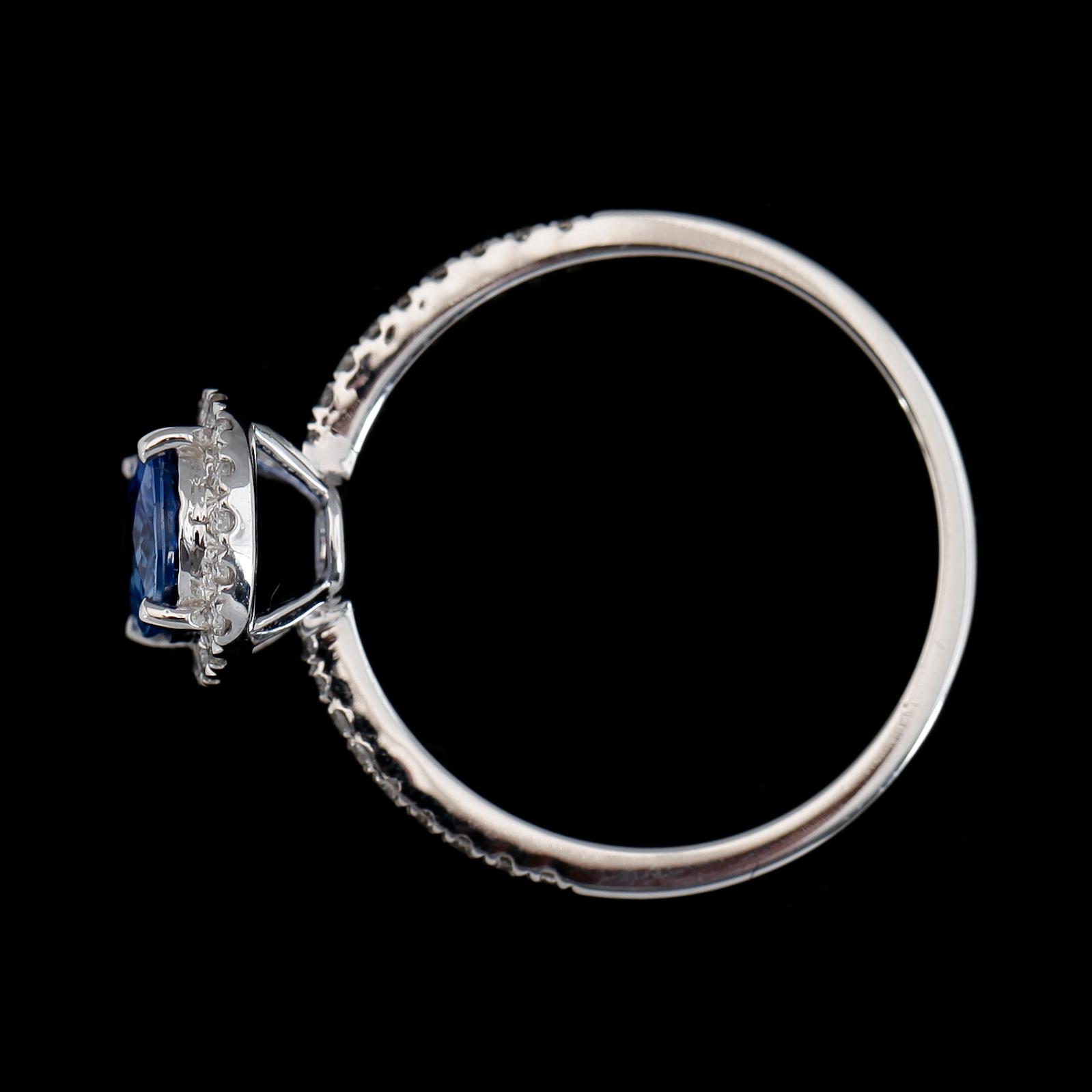 RING, 18K vitguld, diamanter tot ca 0.20 ct, blå safir ca 1.05 ct.