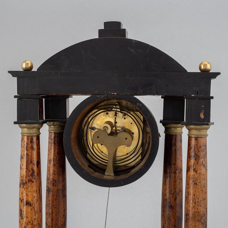 A Biedermeier pendulum clock, probably Germany / Austria. First half of the 19th century.