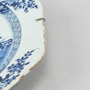 A blue and white serving dish, Qing dynasty, 18th Century.