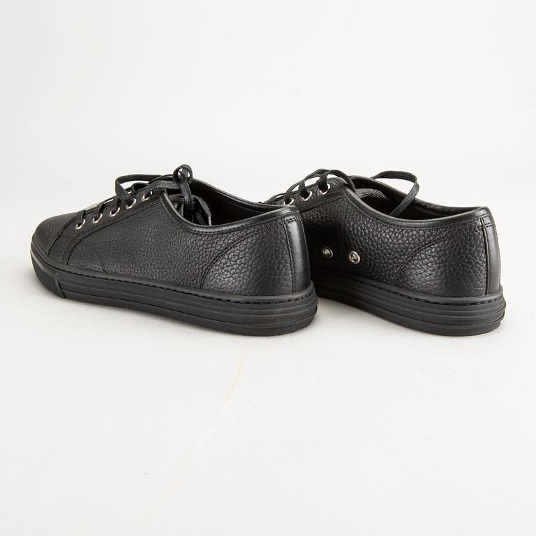 A piar of Gucci sneakers, size 37 1/2.