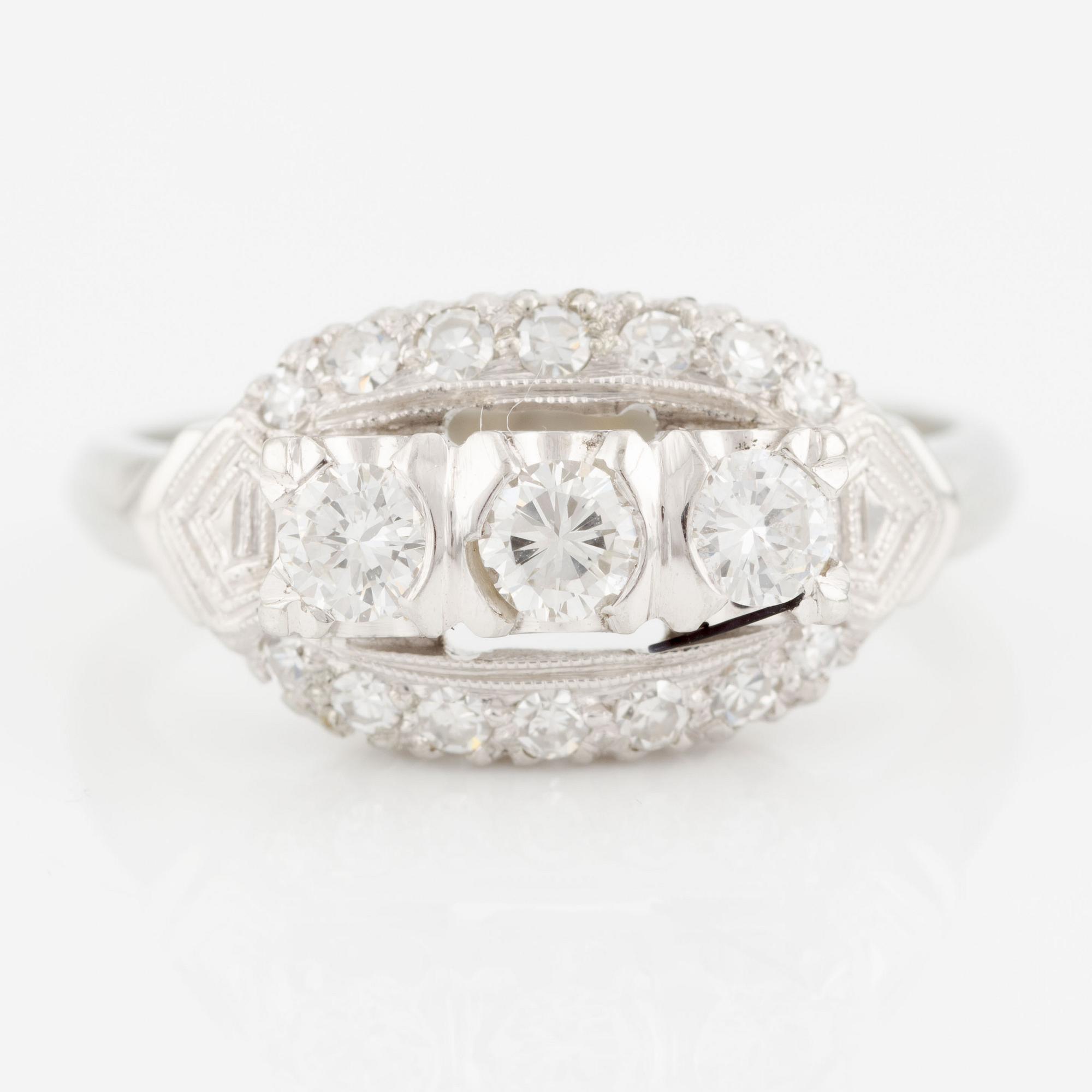 Ring 18K vitguld med runda briljantslipade och enkelslipade diamanter.