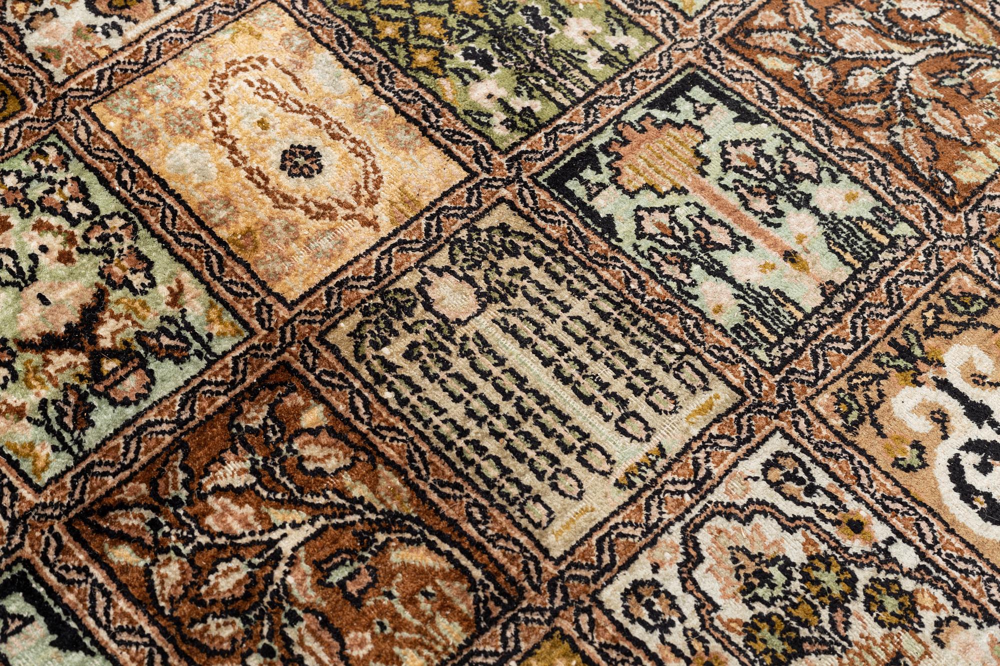 Matta, silke, ca 300 x 210 cm.