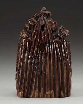 GUANYIN med ADORANTER, porslin. Qing dynastin, Kangxi (1662-1722).