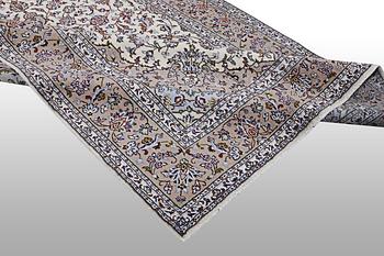 A carpet, Kashan, ca 291 x 203 cm.