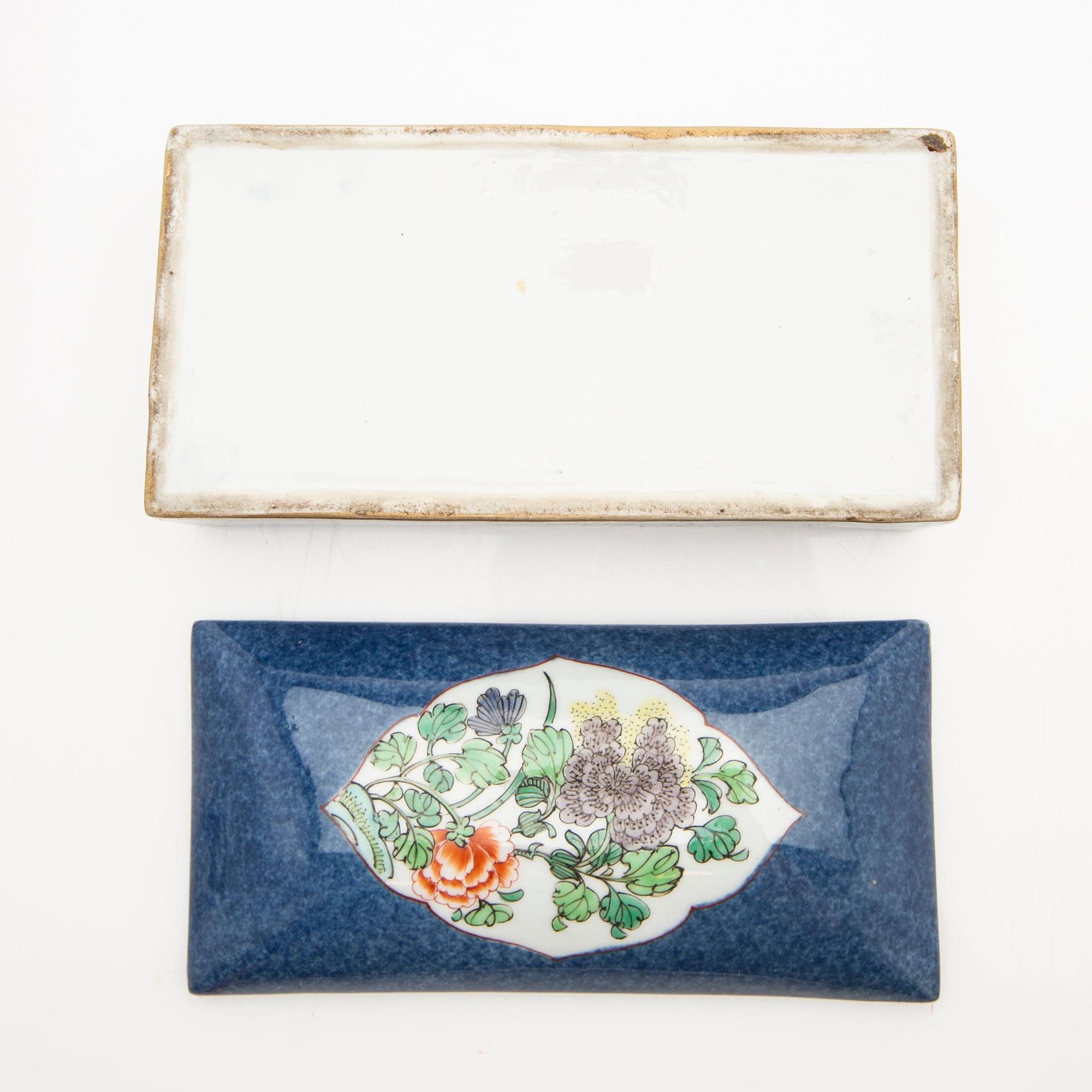 A lot comprising 3 pieces of porcelain, China, Qing dynasty, late 19th/20th century.