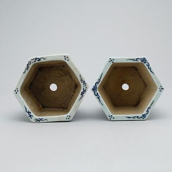 YTTERFODER, 2 st. Porslin, Kina 1900-tal.