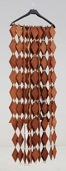 DRAPERI, träromber och gulmetallringar. 1900-tal.