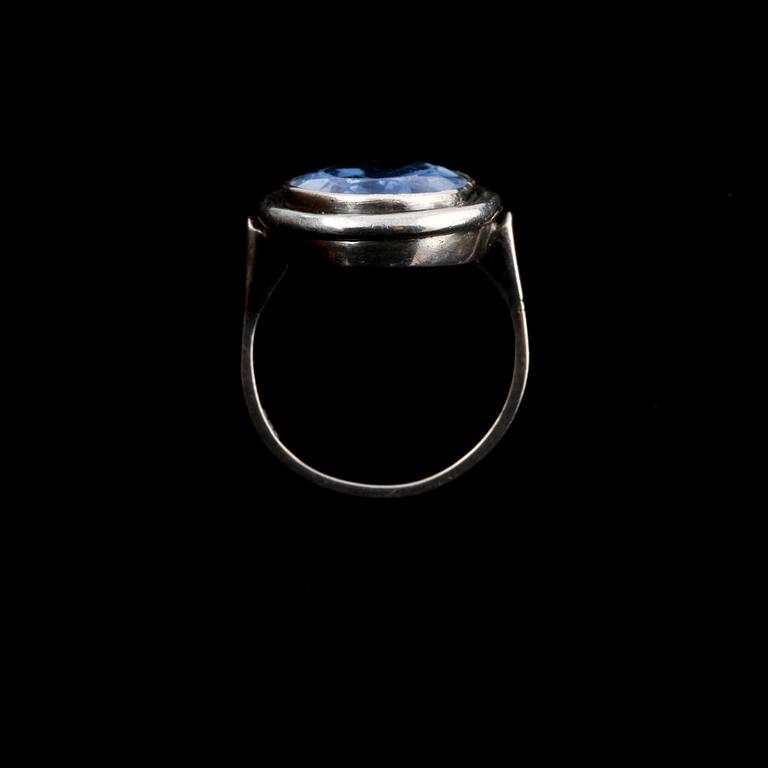 RING, sterlingsilver med ovalslipat blått glas, importstämplad. Vikt 8,1 g.