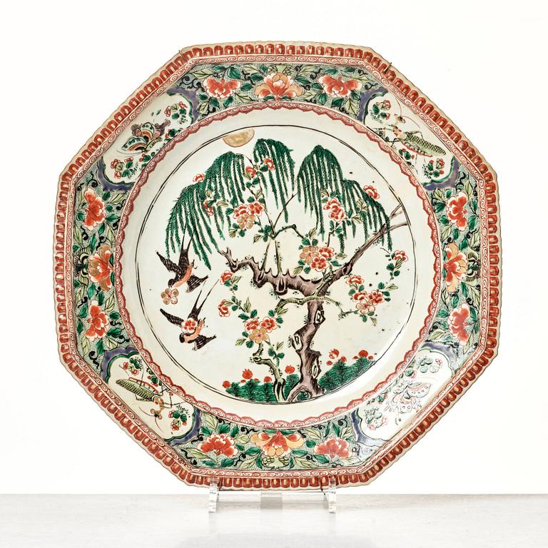 A pair of famille verte dishes, Qing dynasty, Kangxi (1662-1722).