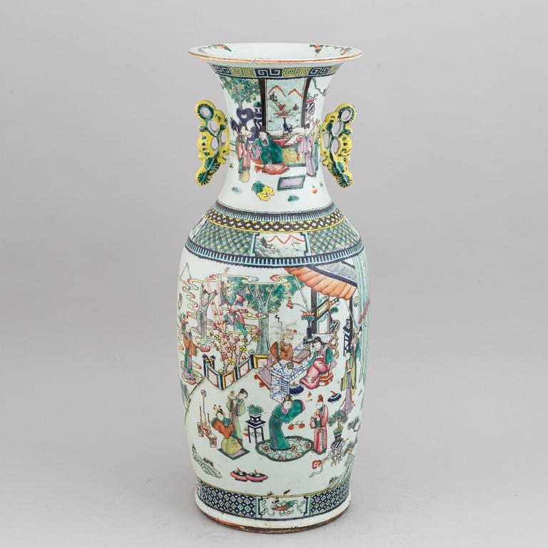A famille verte floor vase, Qing dynasty, early 20th century.