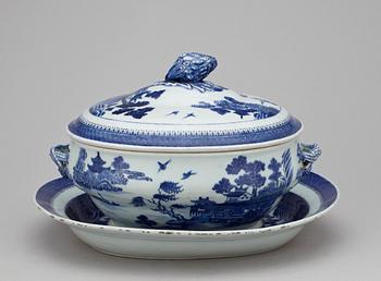 TERRIN med LOCK och FAT, porslin, Qing dynastin, Jiaqing (1796-1820).