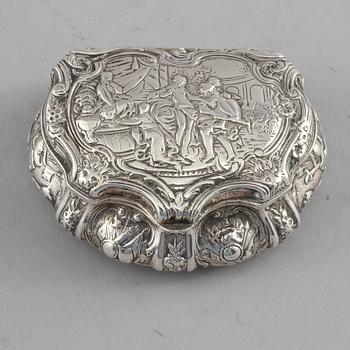 DOSA, silver, rokokostil, BM & Co., England, 1904. Vikt 135 g.