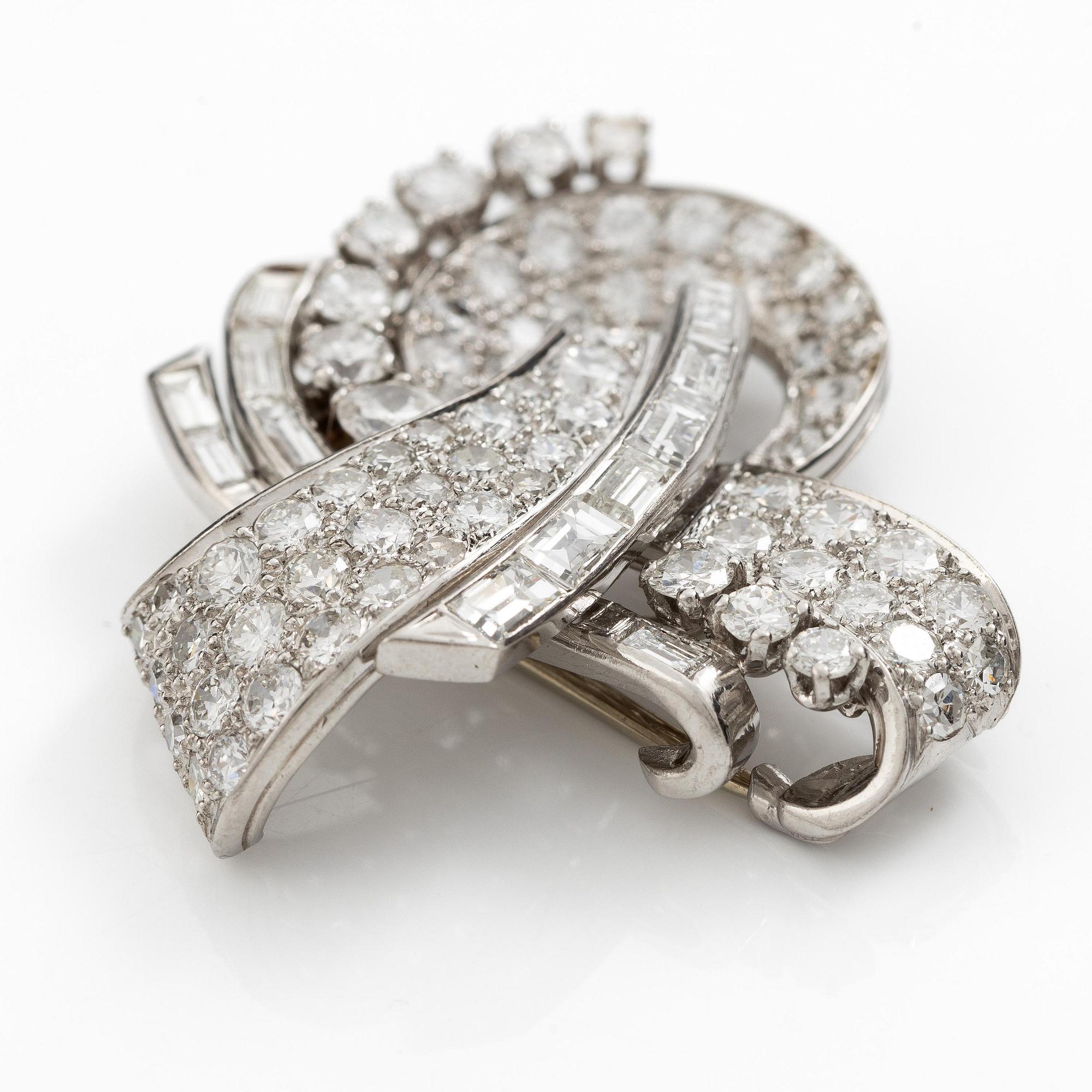Broschclip platina med baguette-, åttkant- och runda briljantslipade diamanter, Art déco, Frankrike.