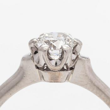 Ring, solitär, platina och en briljantslipad diamant.