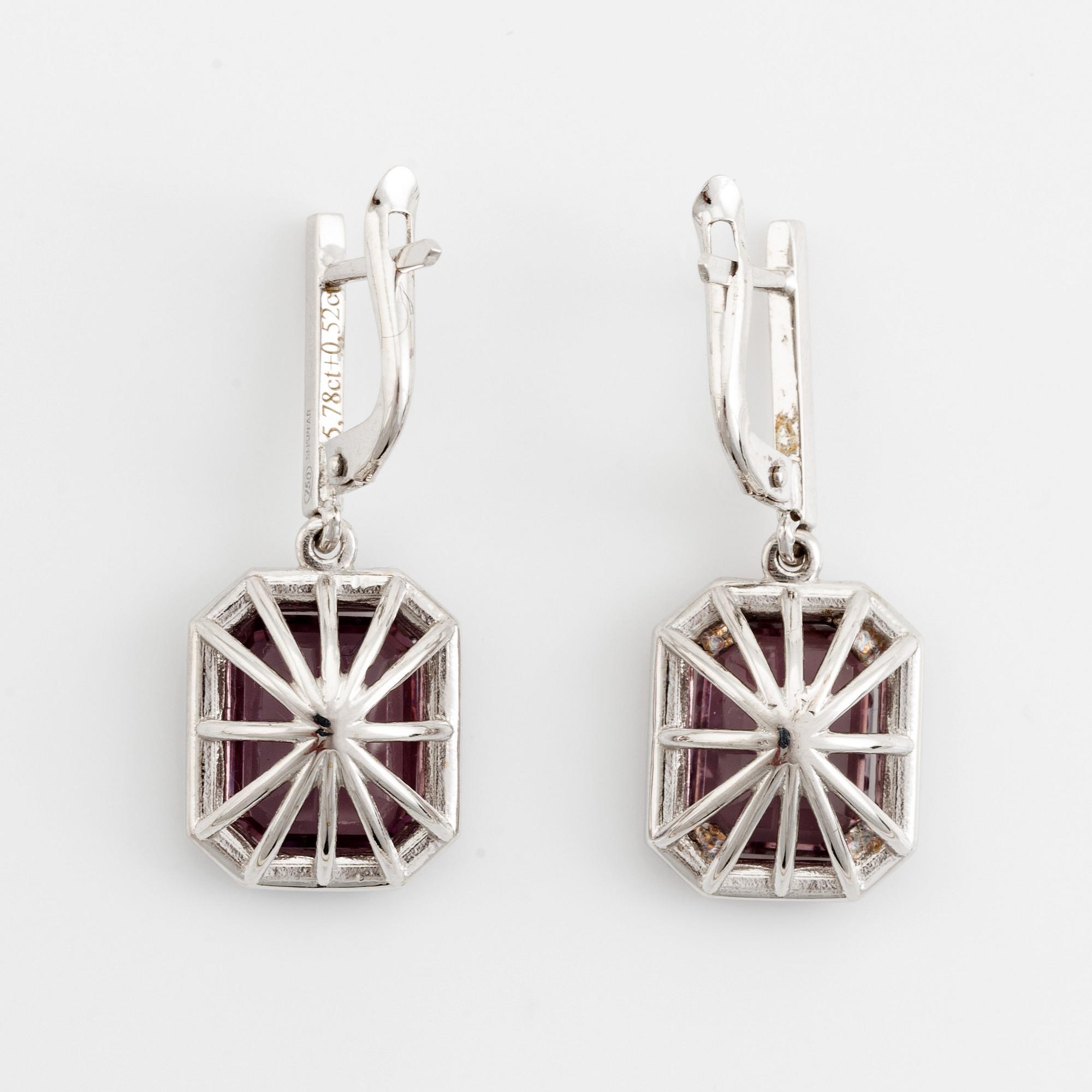 Örhängen med lila turmaliner och briljantslipade diamanter.