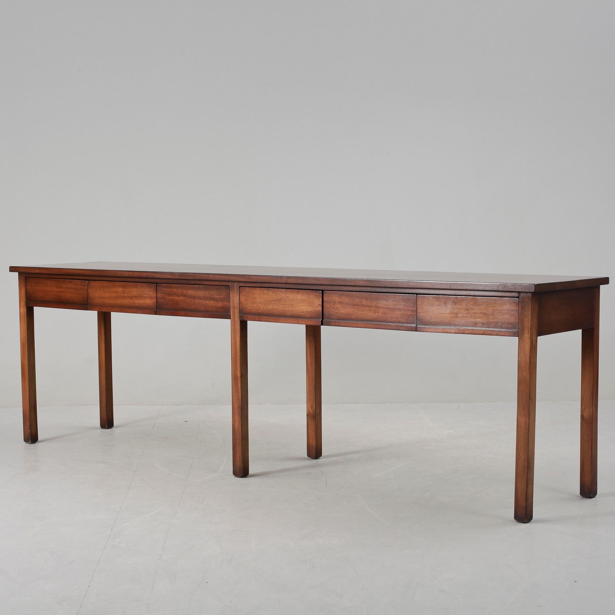 SIDEBOARD, Engelsk stil, 1900-talets andra hälft.