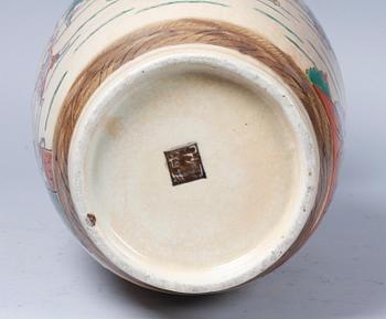 GOLVVAS, porslin. Kina, 1900-tal.