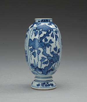 A blue and white vase, Qing dynasty, Kangxi (1662-1722.