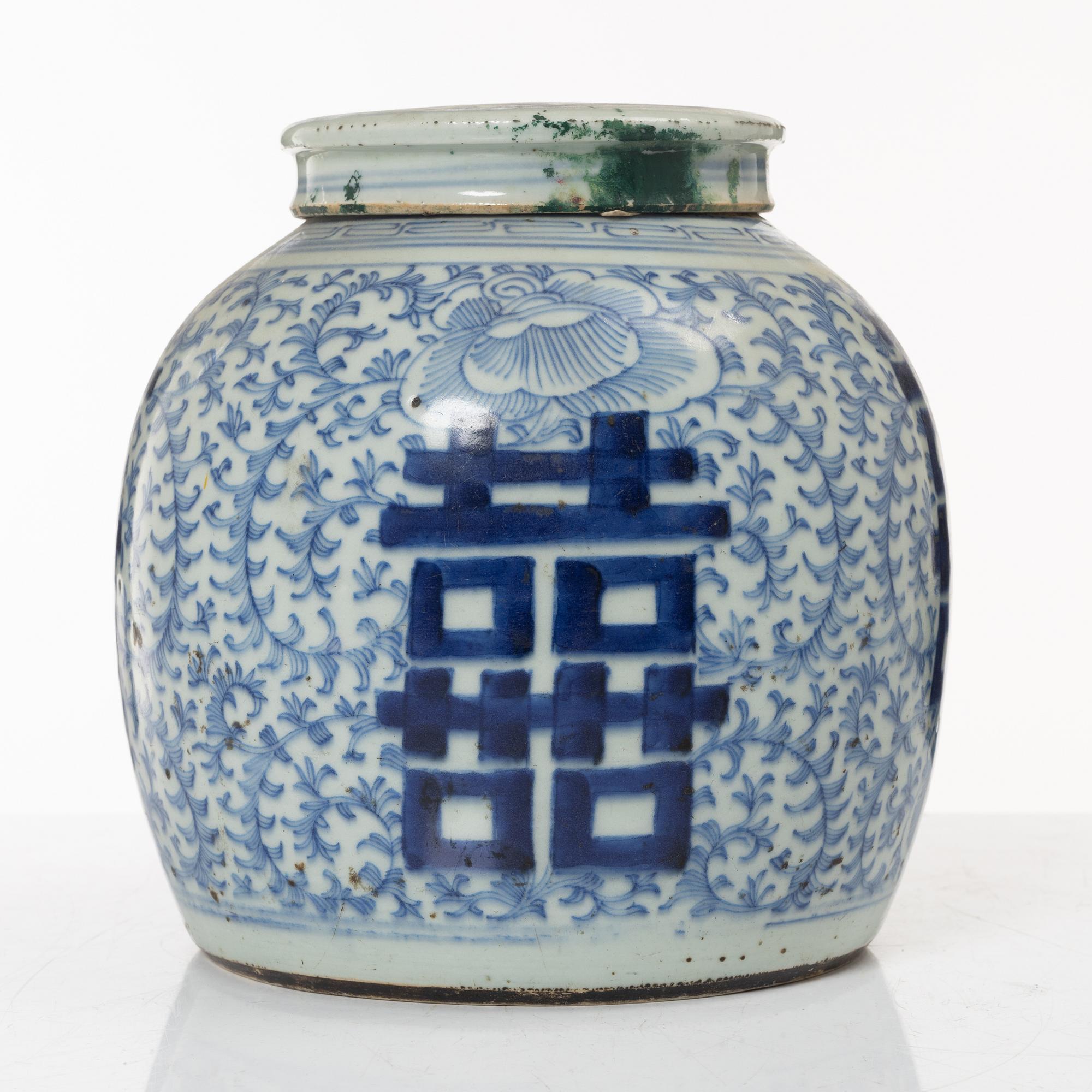 A Chinese blue and white porcelain jar with cover, Qing dynasty, 19th century.