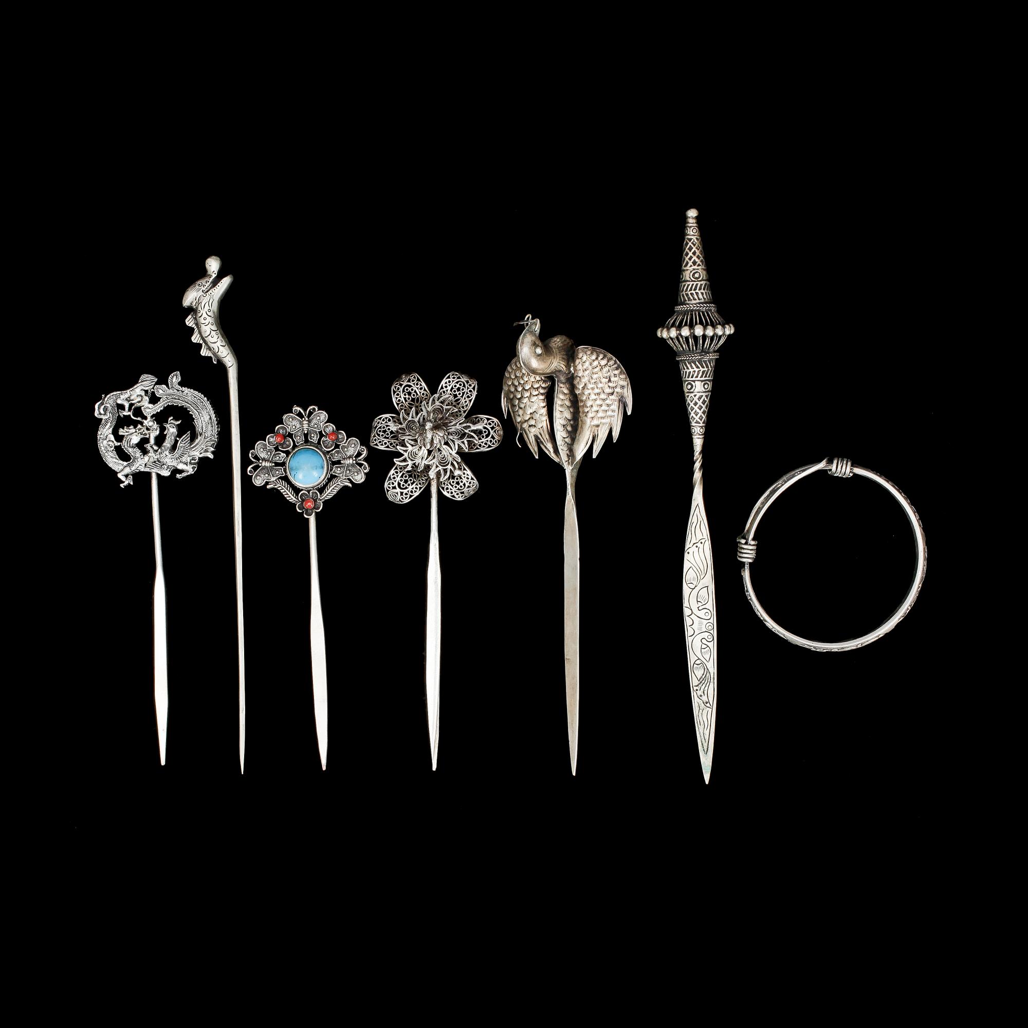 HÅRPRYDNADER, 6 st samt ARMRING, låghaltigt silver, Kina, 1900/2000-tal. Tot vikt ca 170 g.
