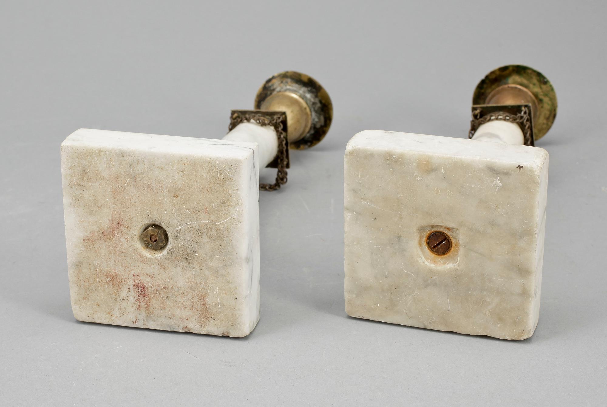 LJUSSTAKAR, 2 st, marmor och mässing, sengustavianska, sekelskiftet 1800.