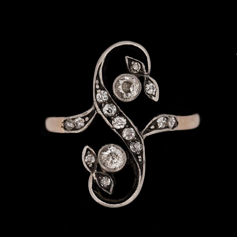 RING, 18k guld med antikslipade diamanter. Vikt ca 4,4 gram.