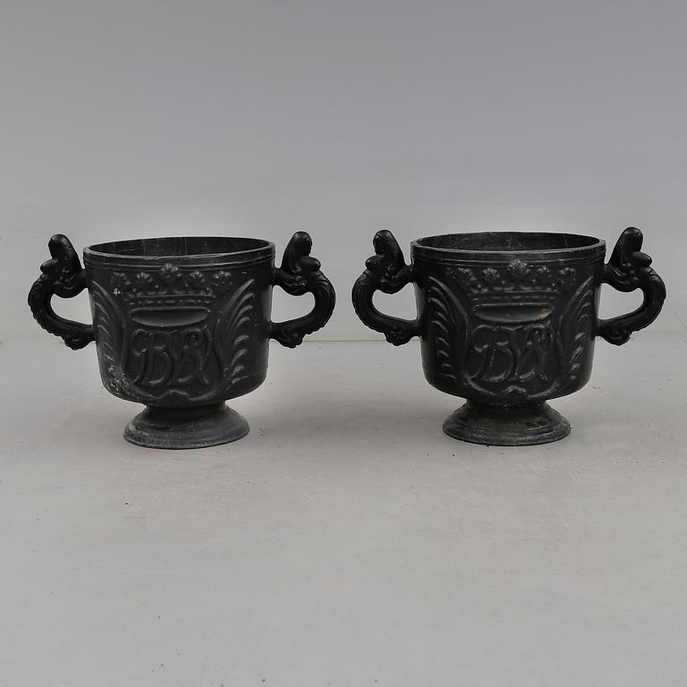 TRÄDGÅRDSURNOR, 1 par, gjutjärn, Stafsjö Bruk, 1900-talets första hälft.