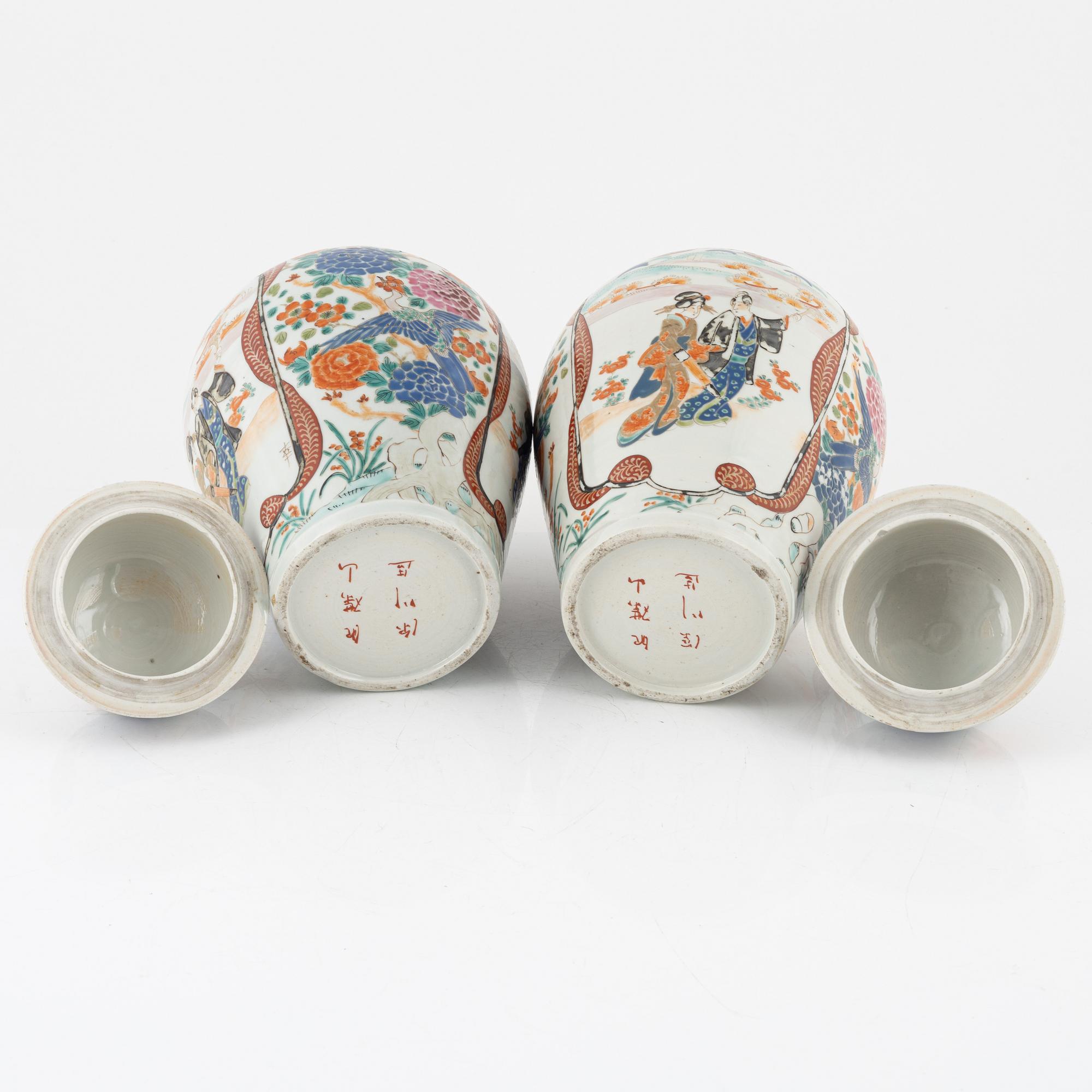 A pair of lidded porcelain urns, Japan, early 20th century.