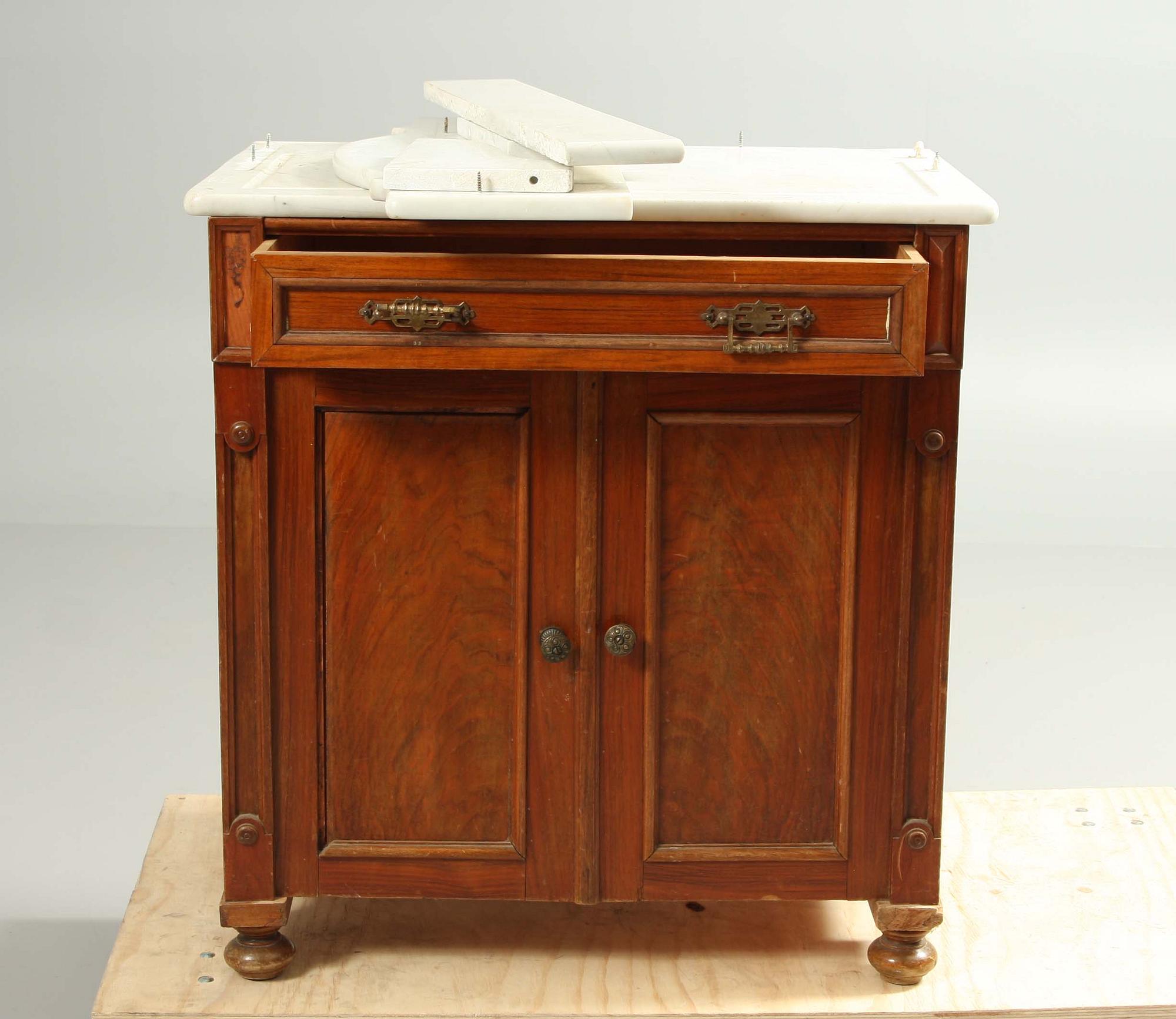 KOMMOD, 1900-talets första hälft.