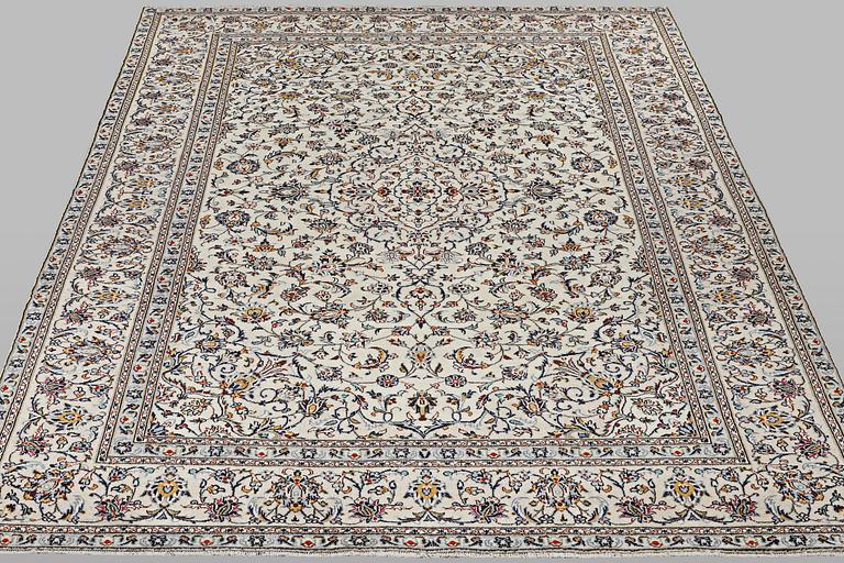 A carpet, Kashan, ca 345 x 238 cm.