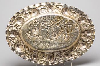 PRESENTERFAT, silver. Barockstil, B Erlandsson, Kristianstad. 1946. Ca 1690g.